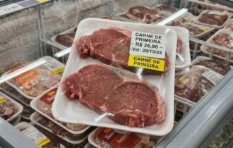 Justiça condena rede de supermercados a pagar R$ 650 mil após apreensão de carne imprópria em Manaus