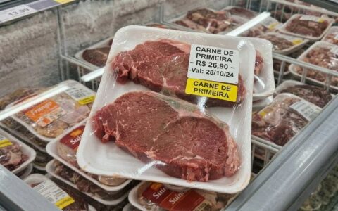 Justiça condena rede de supermercados a pagar R$ 650 mil após apreensão de carne imprópria em Manaus