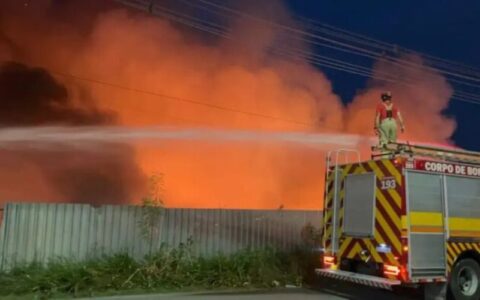 Justiça suspende licenças de área atingida por incêndio em Manaus