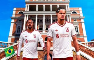 Liverpool usa Teatro Amazonas para divulgar jogo da Champions League