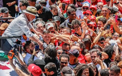 Lula afirma que PT entrará na Justiça contra suspensão de canal