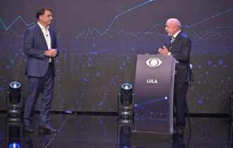 Lula e Flávio Bolsonaro trocam acusações durante debate na Band