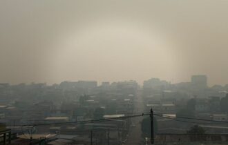 Manaus amanhece encoberta por fumaça e registra níveis extremos de poluição