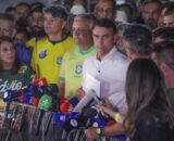 Moraes manda Flávio entregar passaporte e o proíbe de deixar o país