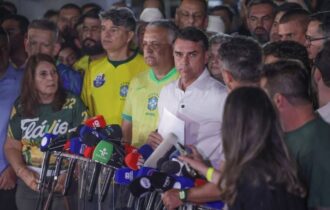Moraes manda Flávio entregar passaporte e o proíbe de deixar o país
