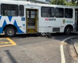 Motociclista fica preso embaixo de ônibus após acidente em avenida de Manaus