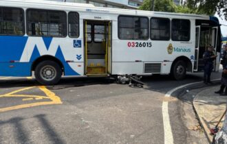 Motociclista fica preso embaixo de ônibus após acidente em avenida de Manaus