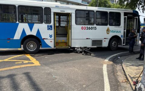 Motociclista fica preso embaixo de ônibus após acidente em avenida de Manaus