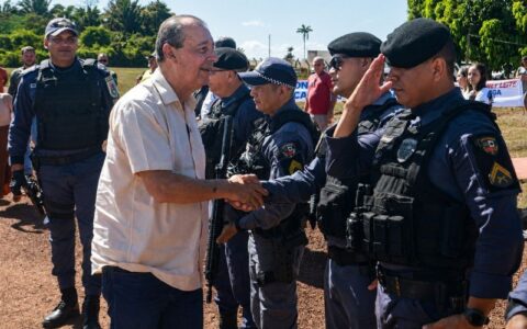 Omar Aziz promete delegacias 24 horas e concurso para 5 mil policiais no Amazonas