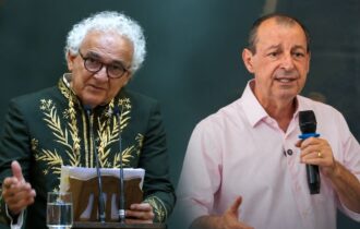 Omar Aziz recebe apoio público do escritor Milton Hatoum
