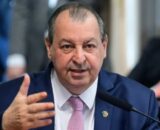 Omar Aziz relembra construção de 25 escolas e 30 mil casas durante sua gestão