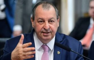 Omar Aziz relembra construção de 25 escolas e 30 mil casas durante sua gestão