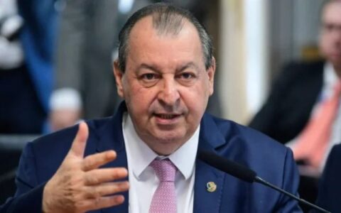 Omar Aziz relembra construção de 25 escolas e 30 mil casas durante sua gestão