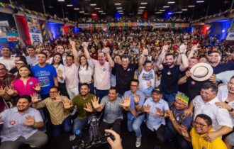Omar Aziz reúne aliados de seis partidos em ato de apoio em Manaus
