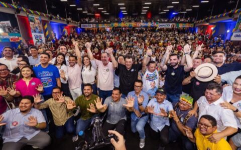 Omar Aziz reúne lideranças de seis partidos em ato de apoio em Manaus