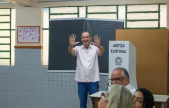 Omar Aziz vota em Manaus e fala em segundo turno com debate de propostas
