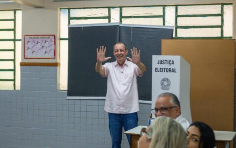 Omar Aziz vota em Manaus e fala em segundo turno com debate de propostas
