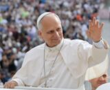 Papa Leão XIV retoma atividades e celebra missa durante recuperação em hospital de Roma