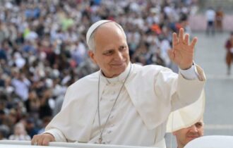 Papa Leão XIV retoma atividades e celebra missa durante recuperação em hospital de Roma