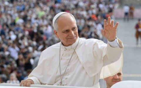 Papa Leão XIV retoma atividades e celebra missa durante recuperação em hospital de Roma