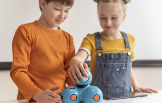 Pediatras apontam riscos no uso de brinquedos com IA