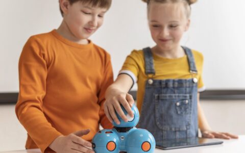 Pediatras apontam riscos no uso de brinquedos com IA