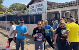 Plínio Valério vota em Manaus durante o primeiro turno das eleições