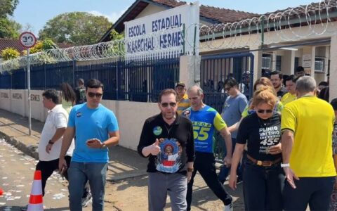Plínio Valério vota em Manaus durante o primeiro turno das eleições