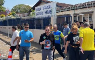 Plínio Valério vota em Manaus durante o primeiro turno das eleições