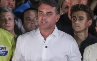 Passaportes de Flávio Bolsonaro são cancelados pela PF