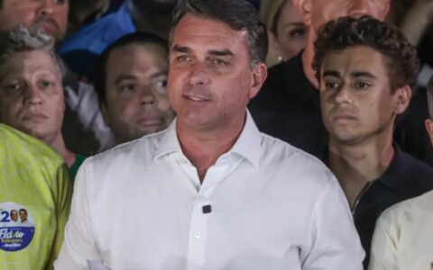 Passaportes de Flávio Bolsonaro são cancelados pela PF