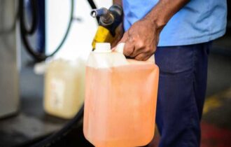 Postos de combustíveis do Amazonas terão que identificar compradores de gasolina em galões