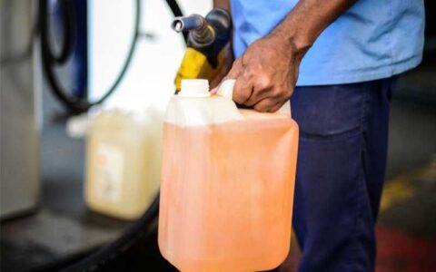 Postos de combustíveis do Amazonas terão que identificar compradores de gasolina em galões