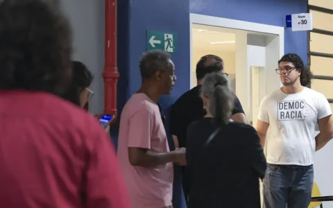 Prazo para votar termina às 17h, no horário de Brasília