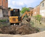 Prefeitura de Manaus remove resíduos de igarapé no bairro Cidade de Deus e reforça prevenção contra alagamentos  
