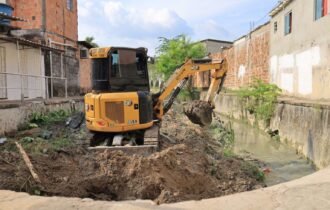 Prefeitura de Manaus remove resíduos de igarapé no bairro Cidade de Deus e reforça prevenção contra alagamentos  