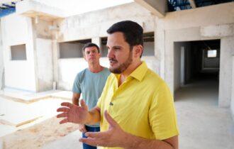 Renato Junior vistoria obras do Caps no bairro Lago Azul