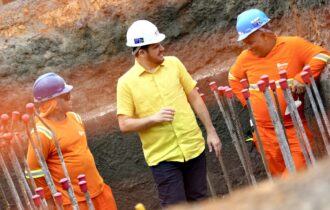 Renato Junior vistoria obras do Passarão na zona Oeste