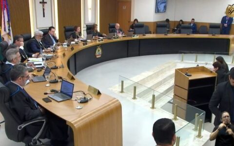 TCE-AM adia para dezembro julgamento das contas de David Almeida