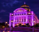Teatro Amazonas ganha iluminação roxa em homenagem ao BTS
