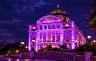 Teatro Amazonas ganha iluminação roxa em homenagem ao BTS