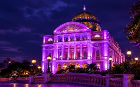 Teatro Amazonas ganha iluminação roxa em homenagem ao BTS