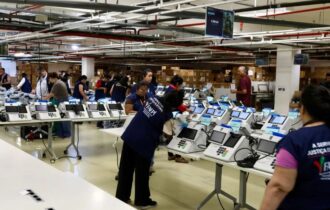 TRE-AM inicia distribuição de urnas para eleição deste domingo em Manaus