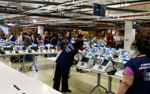 TRE-AM inicia distribuição de urnas para eleição deste domingo em Manaus